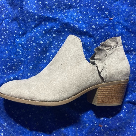 8.5 EUC Fergalicious Ankle Boots Ruffle. Faux Suede. Taupe. - Picture 10 of 12